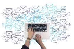 Proč e-maily chodí do spamu